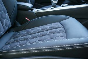 Audi-A4-Buffalino-Leder-Alcantara-Zwart-Honingraadpatroon-detail--300x200