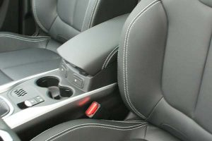 Renault-Kadjar-Buffalino-Leder-Zwart-Wit-Stiksel-Detail-300x200