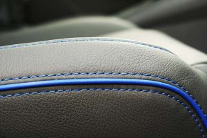 Seat-Leon-Buffalino-Leder-Zwart-Bies-Blauw-Detail-300x200