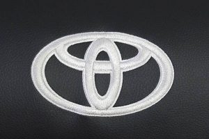 Borduring-Logo-Toyota-Wit-Stiksel-300x200