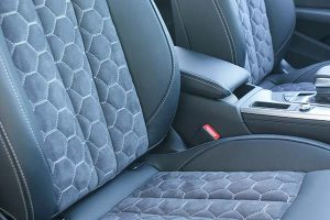 Audi-A4-Buffalino-Leder-Alcantara-Zwart-Honingraadpatroon-300x200