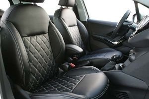 Peugeot-208-Alba-eco-leather-Zwart-Diamond-Stiksel-Wit-300x200