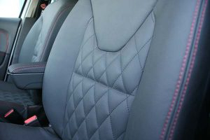 Renault-Clio-Buffalino-Leder-Antraciet-Rood-stiksel-Detail-300x200